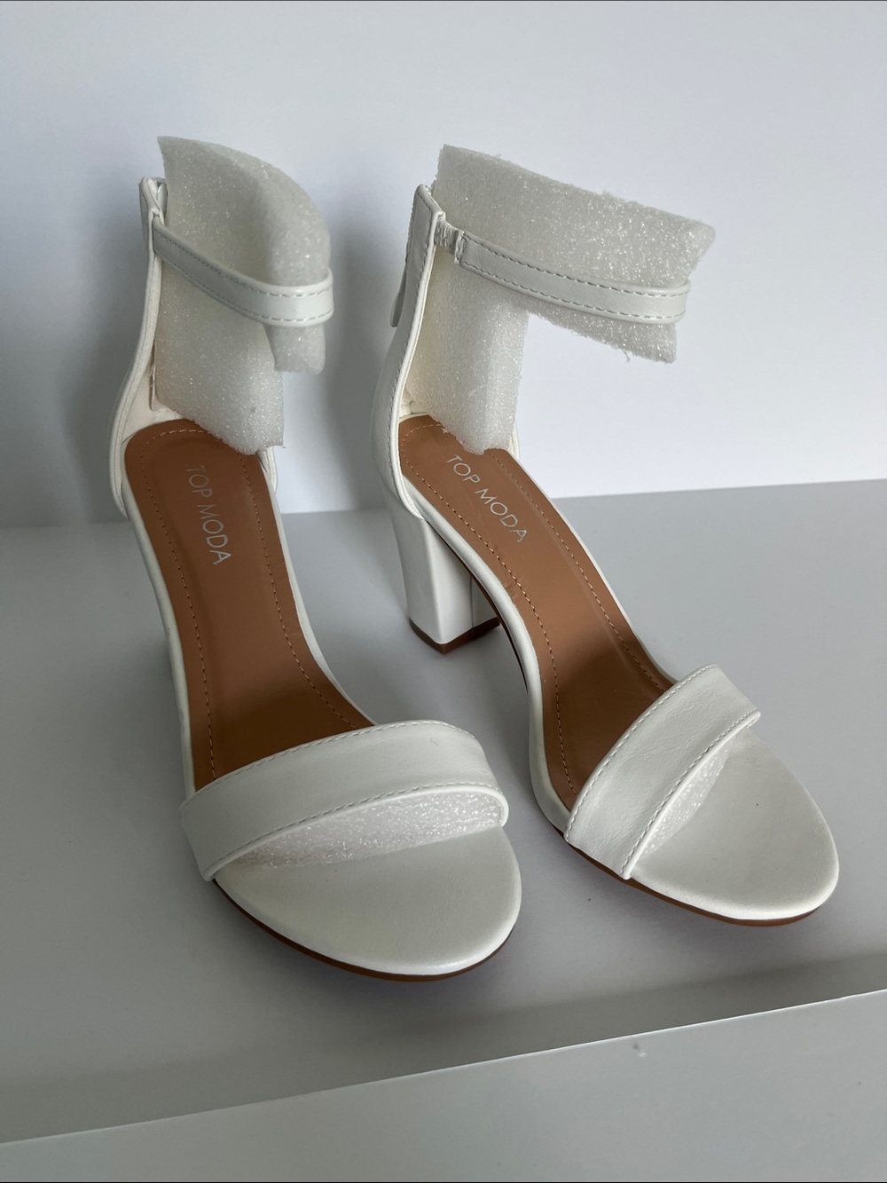 NEW TOP Moda White Ankle-Strap Block Heel Sandals